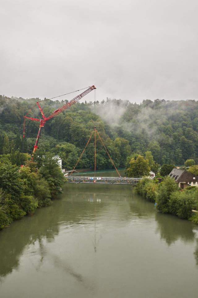 Sanierter Seftausteg erfolgreich eingehoben