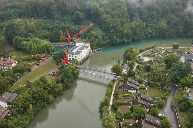 Sanierter Seftausteg erfolgreich eingehoben