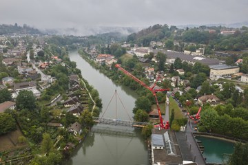 Sanierter Seftausteg erfolgreich eingehoben