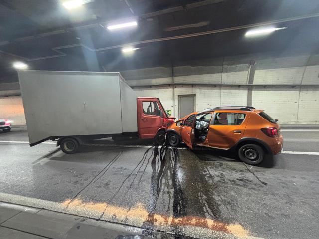 Autofahrerin verunglückt im Ligerztunnel – Öl unleashte Fahrbahn gesperrt
