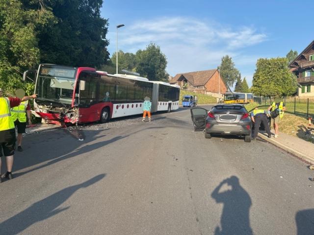 Automobilistin kollidiert frontal mit Linienbus in Romont Automobilistin kollidiert frontal mit Linienbus in Romont