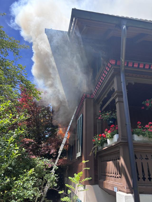 Brand in Langnau: Haus unbewohnbar, eine Person verletzt Brand in Langnau: Haus unbewohnbar, eine Person verletzt