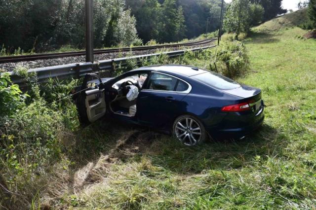 Autofahrer aus Courtepin missachtet Spur — Fahrzeug rutscht Hang hinunter und berührt Bahngleise Autofahrer aus Courtepin missachtet Spur — Fahrzeug rutscht Hang hinunter und berührt Bahngleise