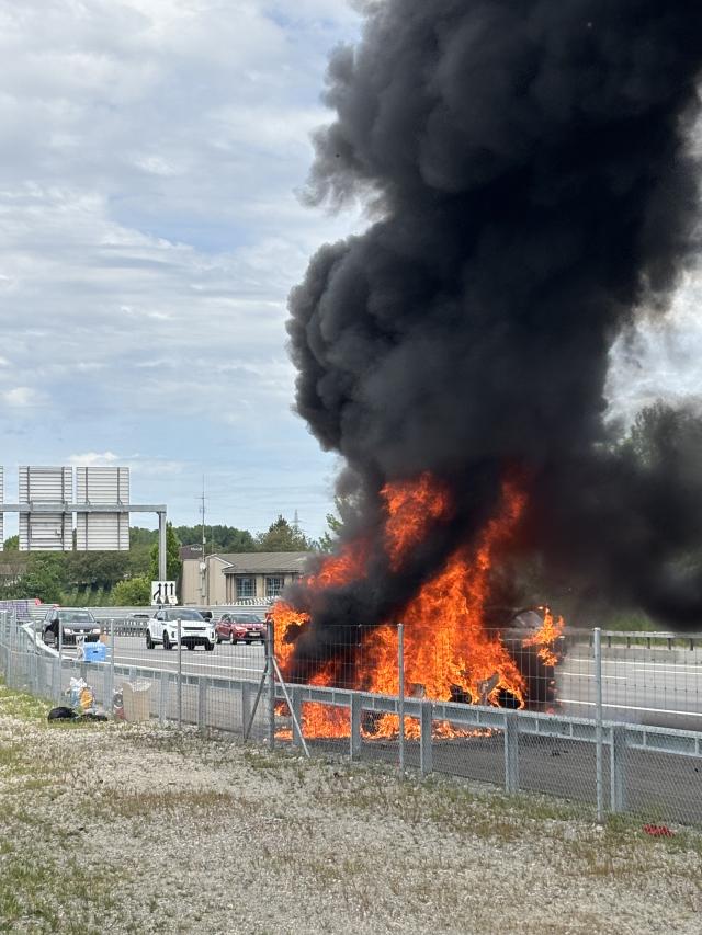 Auto brennt auf A1 Ost nahe Wankdorf vollständig zerstört