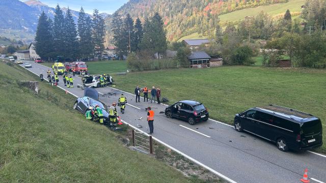 Weissenbach: Fünf Verletzte bei seitlicher Frontalkollision mit vier beteiligten Autos Weissenbach: Fünf Verletzte bei seitlicher Frontalkollision mit vier beteiligten Autos
