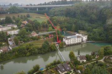 Sanierter Seftausteg erfolgreich eingehoben