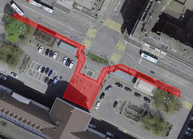 Die Stadt erneuert den Belag und die Markierungen für Sehbehinderte auf dem
Bahnhofplatz