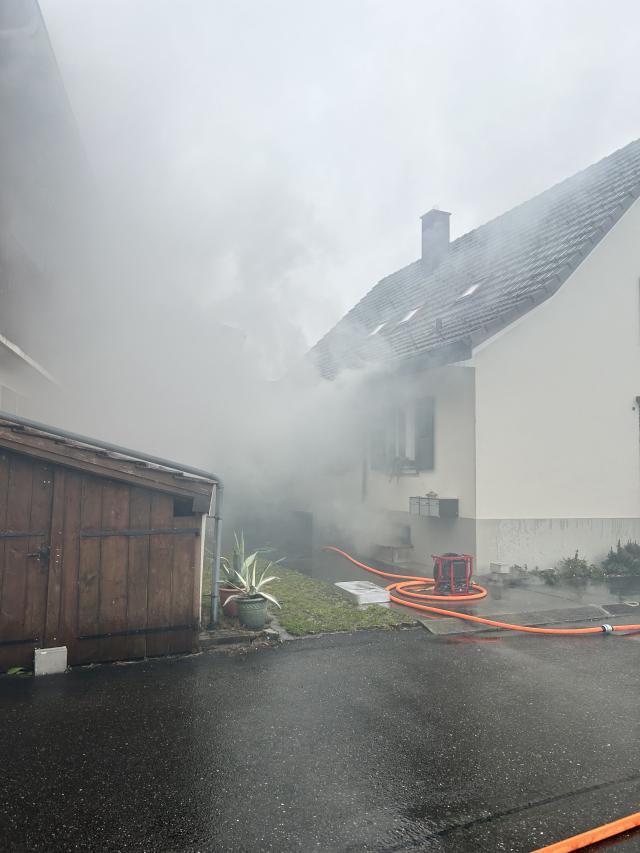 Wiler bei Utzenstorf/Zeugenaufruf: Einfamilienhaus in Brand geraten – Brandstiftung steht im Vordergrund