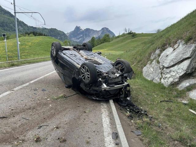Auto landet auf Dach in Albeuve – zwei Insassen verletzt
