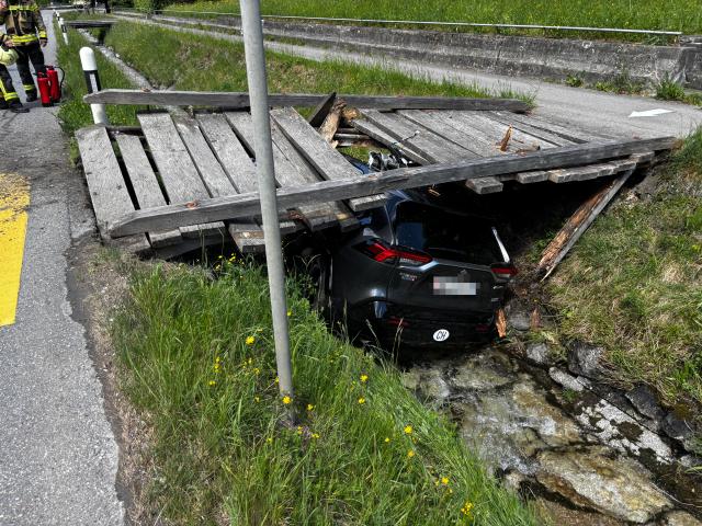 Schattenhalb: Kollision mit Brücke nach Selbstunfall – vier Personen verletzt