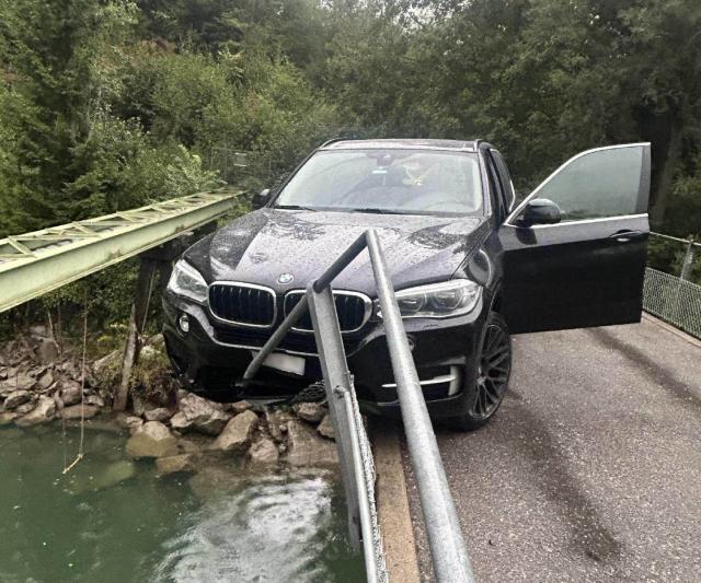 Ein Auto hängt auf der Morlon-Brücke in der Luft