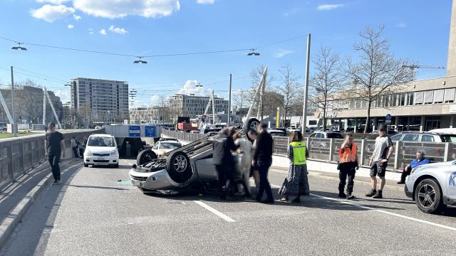 Auto kollidiert bei Wankdorfplatz – zwei Verletzte im Spital