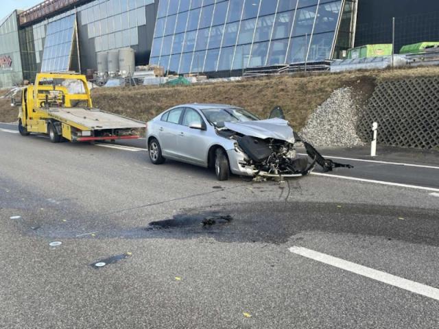 Sattelzug verliert Ladung auf A12 – zwei Unfälle nahe Bulle Vaulruz