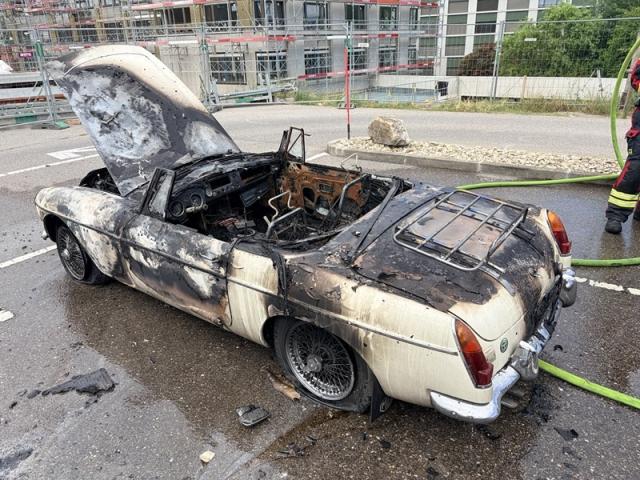 Feuer zerstört Auto auf Parkplatz des Spitals Villars-sur-Glâne