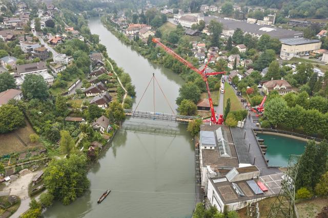 Sanierter Seftausteg erfolgreich eingehoben