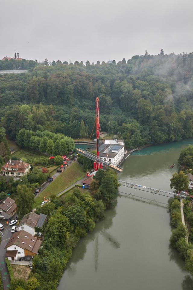 Sanierter Seftausteg erfolgreich eingehoben