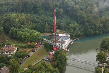 Sanierter Seftausteg erfolgreich eingehoben