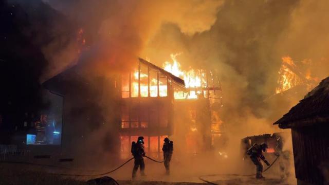 Bärau: Brand in zwei Mehrfamilienhäusern und einem Nebengebäude ausgebrochen