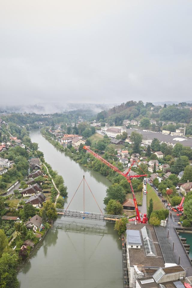 Sanierter Seftausteg erfolgreich eingehoben