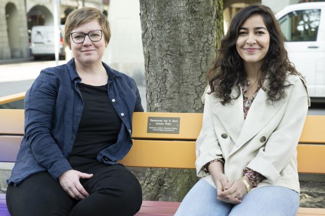 Drei Sitzbänke in den Farben der Aktionswoche