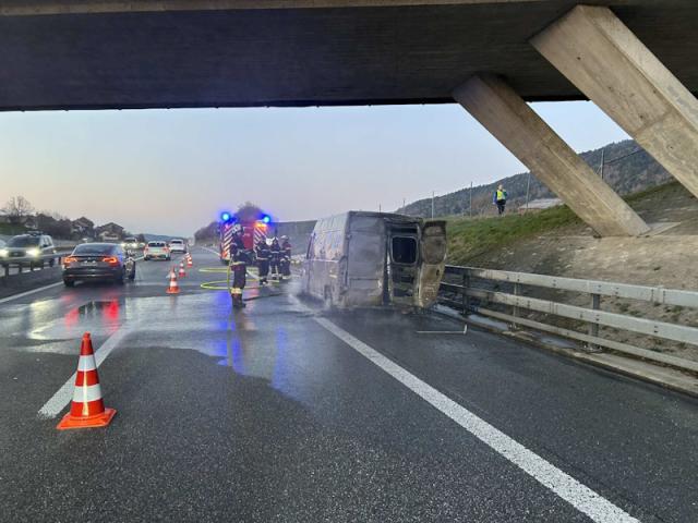 Fahrzeug fängt auf der A12 bei Châtel-St-Denis Feuer