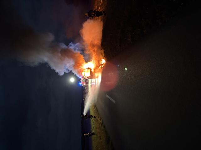 Brand in Luchli, Neuenegg: Technische Ursache im Motor führte zum Fahrzeugbrand – Feuerwehr löscht rasch Brand in Luchli, Neuenegg: Technische Ursache im Motor führte zum Fahrzeugbrand – Feuerwehr löscht rasch