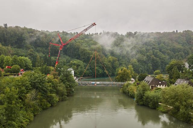 Sanierter Seftausteg erfolgreich eingehoben