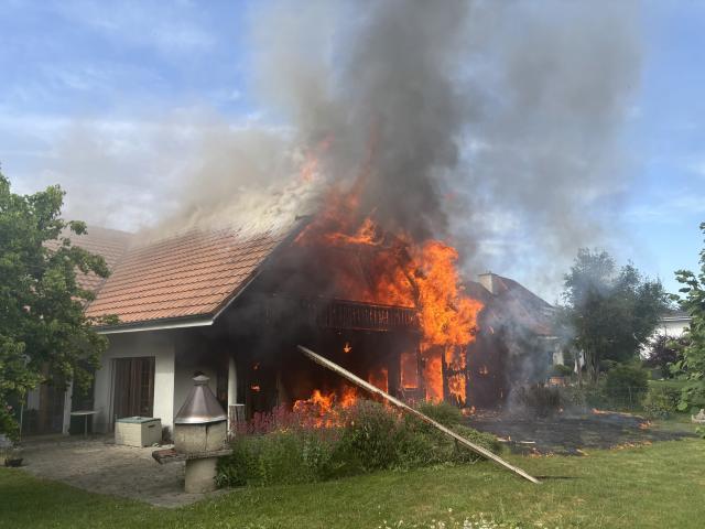 Brand in Aarberg: Schopf brennt nieder, Haus beschädigt Brand in Aarberg: Schopf brennt nieder, Haus beschädigt