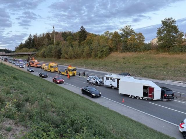 Eine schlecht gesicherte Ladung verursacht einen Unfall auf der A12