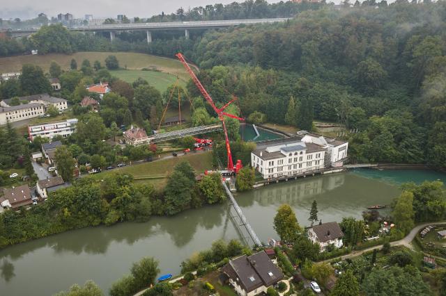 Sanierter Seftausteg erfolgreich eingehoben