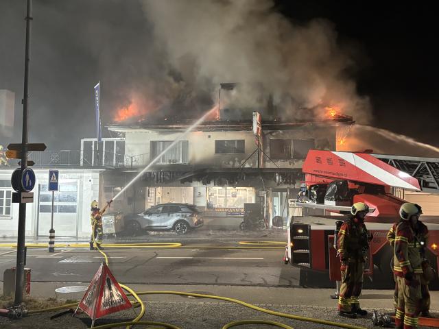 Brand eines Hauses mit Tankstelle in Boll: Vier Personen retteten sich ins Freie, Straßensperren und Evakuationen Brand eines Hauses mit Tankstelle in Boll: Vier Personen retteten sich ins Freie, Straßensperren und Evakuationen