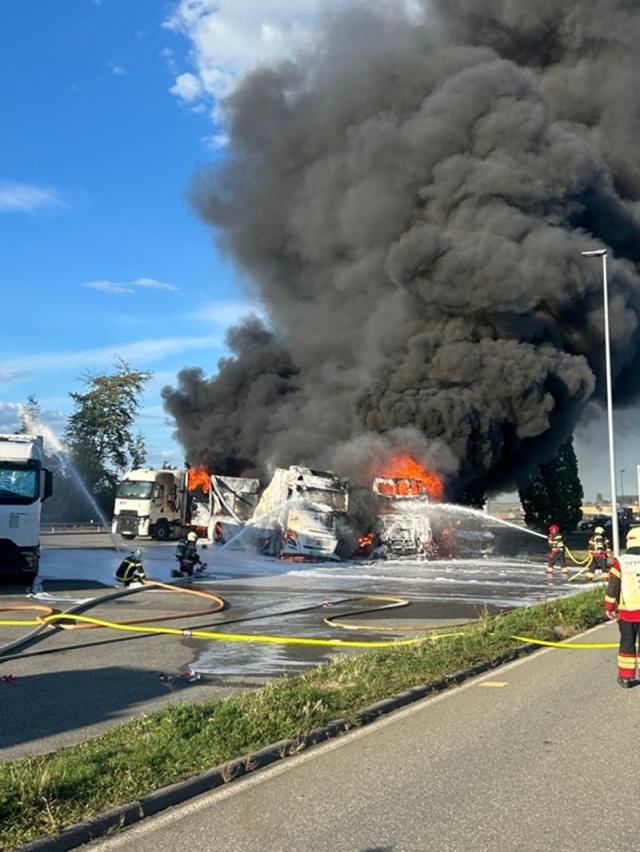 Mehrere Fahrzeuge durch Flammen zerstört auf der Raststätte Rose de la Broye