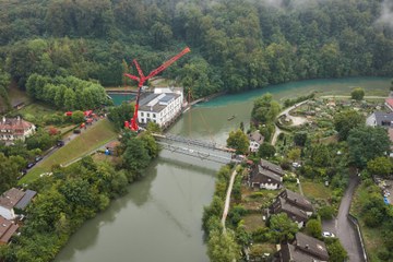 Sanierter Seftausteg erfolgreich eingehoben