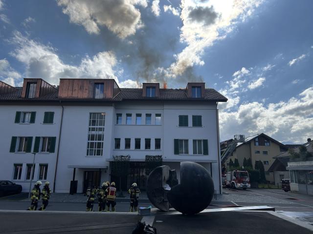 Steffisburg: Brand auf Dach eines Mehrfamilienhauses ausgebrochen