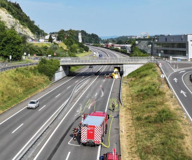 Lastwagen mit Zisternenanhänger kippt auf A12 nahe Flamatt Lastwagen mit Zisternenanhänger kippt auf A12 nahe Flamatt