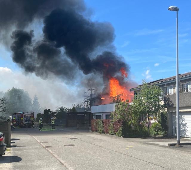 Brand zerstört Haus in Bern – Bewohner unverletzt evakuiert