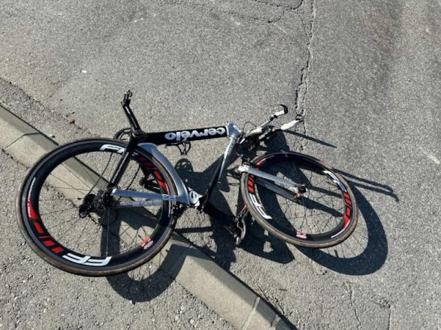 Autofahrer missachtet Vorfahrt und kollidiert mit Radfahrer in Farvagny Autofahrer missachtet Vorfahrt und kollidiert mit Radfahrer in Farvagny