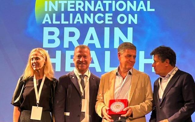 Engagement für Gehirngesundheit gewürdigt: Claudio Bassetti erhält Ehrentitel in Buenos Aires