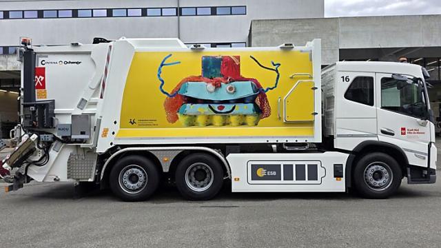 Kinder gestalten elektrisches Kehrichtfahrzeug