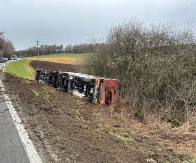 Lastwagen kippt zwischen Prez-vers-Noréaz und Grandsivaz die Böschung hinunter