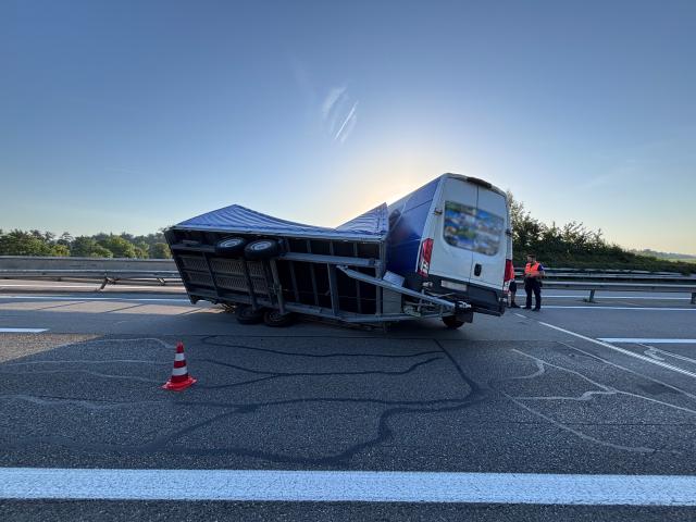 Unfall auf der A6 verursacht Stau in Richtung Bern