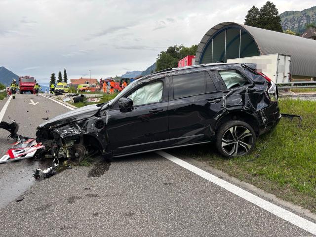 Auto aus Därligen verunfallt bei Leissigen West schwer verletzt ins Spital Auto aus Därligen verunfallt bei Leissigen West schwer verletzt ins Spital