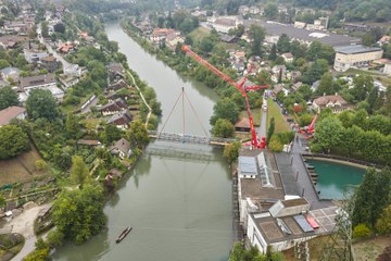 Sanierter Seftausteg erfolgreich eingehoben