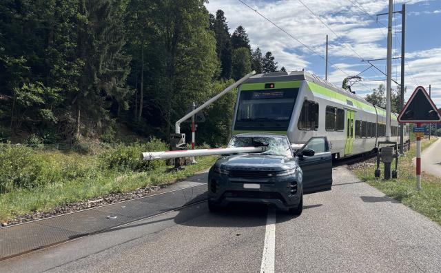 Autolenker kollidiert mit Bahnschranke auf Thunstrasse Autolenker kollidiert mit Bahnschranke auf Thunstrasse