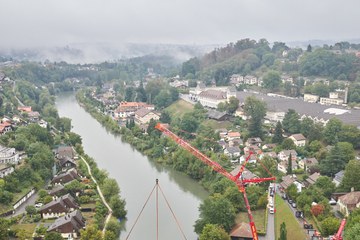 Sanierter Seftausteg erfolgreich eingehoben