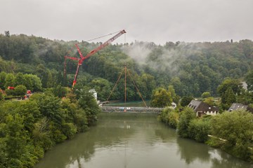 Sanierter Seftausteg erfolgreich eingehoben