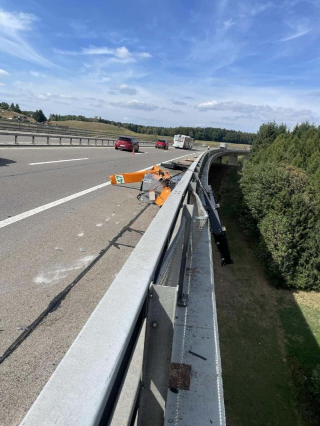 Lkw prallt frontal gegen Leuchtsignal am Greyerz-Viadukt der A12 – eine Fahrspur gesperrt