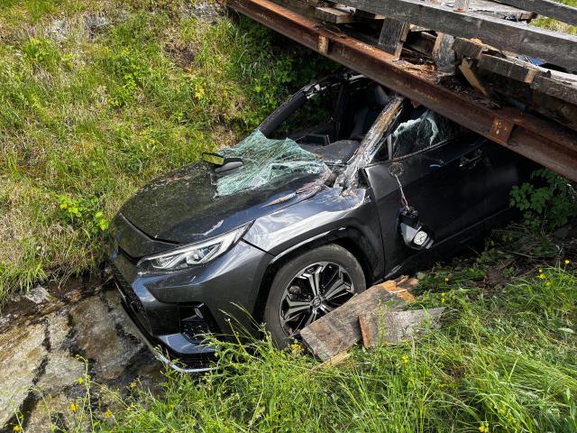 Schattenhalb: Kollision mit Brücke nach Selbstunfall – vier Personen verletzt