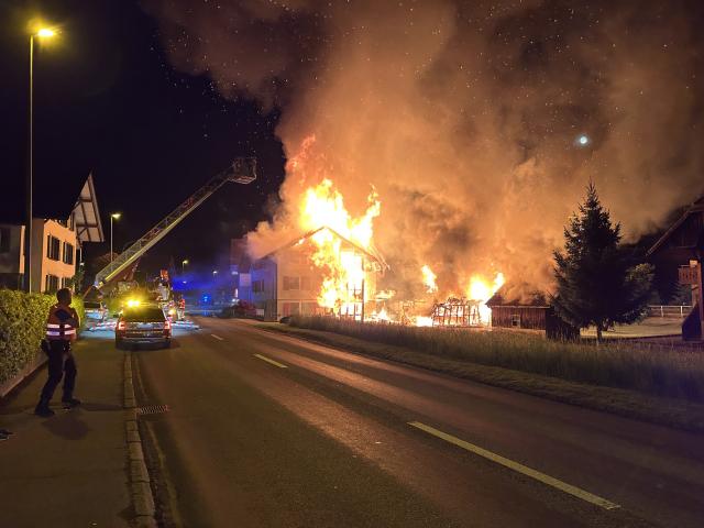 Brand in Mehrfamilienhäusern bei Langnau zerstört Gebäude vollständig