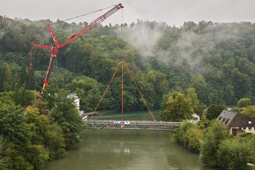 Sanierter Seftausteg erfolgreich eingehoben